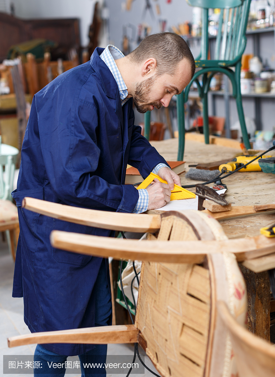木匠修理古董椅子